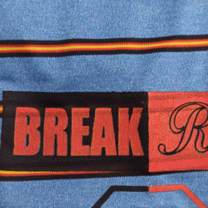 نمای نزدیک تیشرت پسرانه مولینه آبی راه راه با کلمه “BREAK Rules”