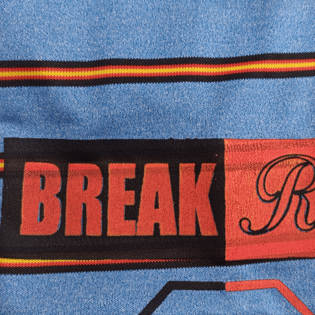 نمای نزدیک تیشرت پسرانه مولینه آبی راه راه با کلمه “BREAK Rules”